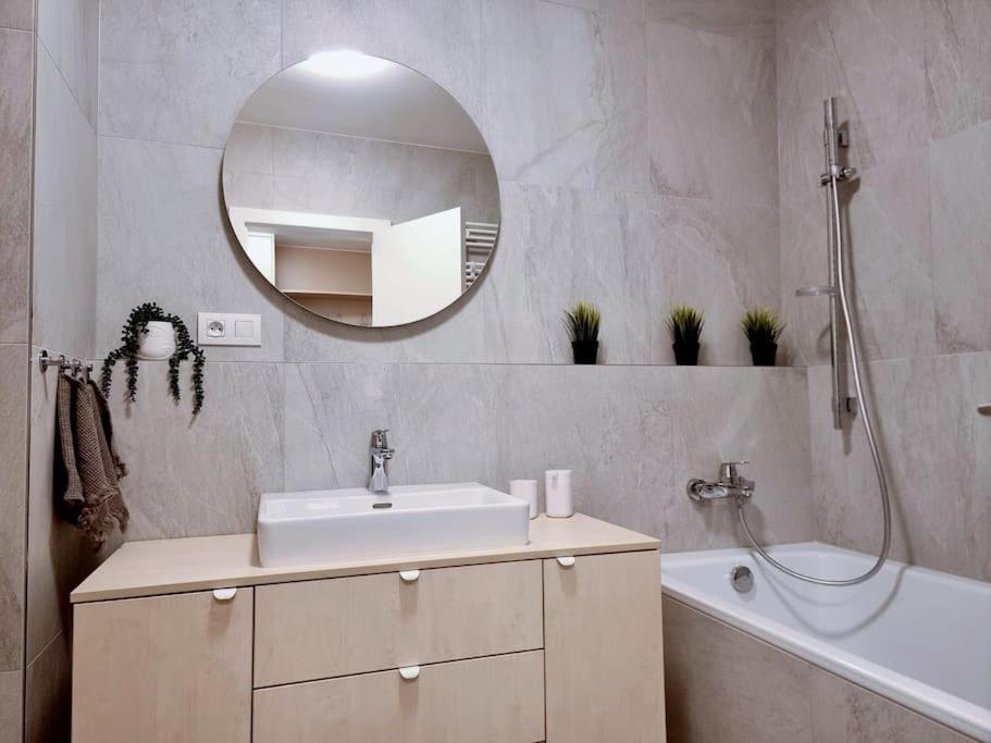 Apartment Zwirn, Free Parking, 24/7 Access Bratislava Exteriör bild